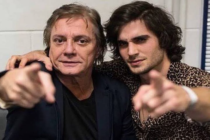 Fiuk se irritou após sua casa ser invadida por vizinhos em Alphaville, São Paulo, e desabafou: “Em casa não dá!”. Crianças estariam brincando constantemente perto da garagem, entrando em áreas da residência e tocando no carro, além de gritos que o incomodaram. O cantor se mostrou indignado e questionou por que estavam fazendo isso com ele.
