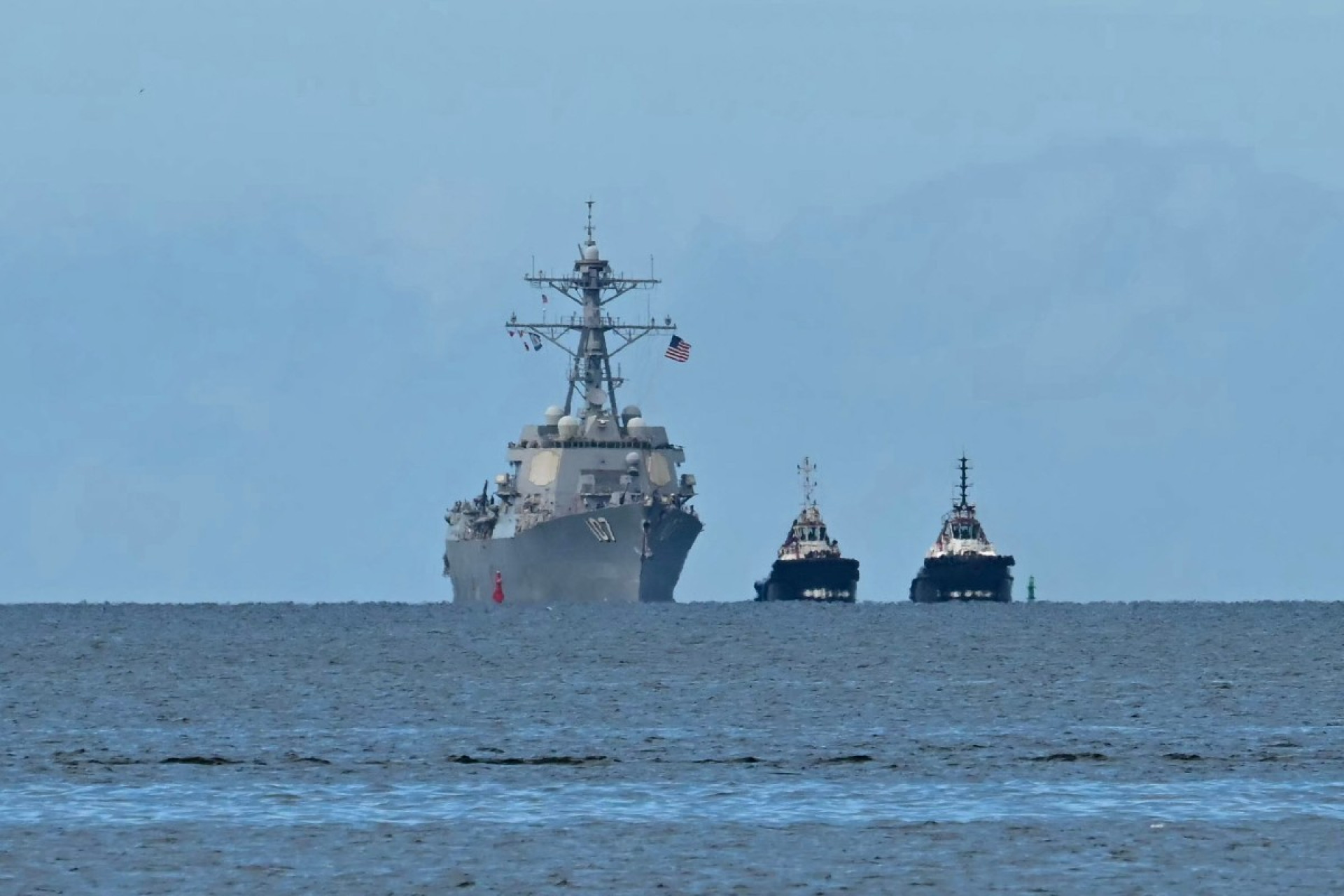 O navio de guerra dos Estados Unidos USS Gravely, que chegou a Trinidad e Tobago, no Caribe (Foto: MARTIN BERNETTI / AFP
)