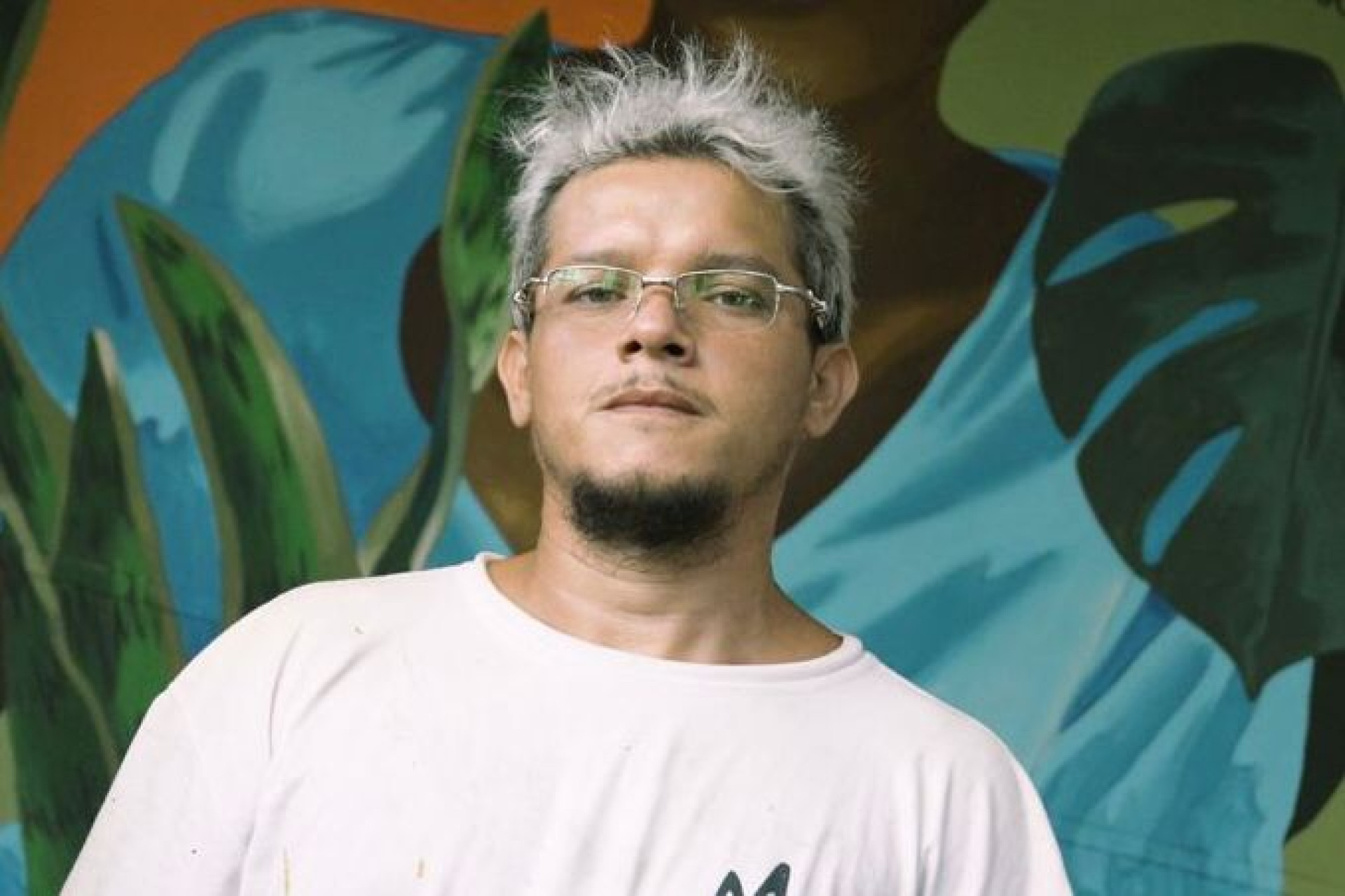 {'nm_midia_inter_thumb1':'https://www.opovo.com.br/_midias/jpg/2025/10/27/263x156/1_pirata_hemfil_credito_lumo-37605677.jpeg', 'id_midia_tipo':'2', 'id_tetag_galer':'', 'id_midia':'68ffd7feab998', 'cd_midia':37605677, 'ds_midia_link': 'https://www.opovo.com.br/_midias/jpg/2025/10/27/pirata_hemfil_credito_lumo-37605677.jpeg', 'ds_midia': 'Pirata Hemfil traduz em seus murais vivências periféricas, muitas vezes autobiográficas', 'ds_midia_credi': 'Lumo/Divulgação', 'ds_midia_titlo': 'Pirata Hemfil traduz em seus murais vivências periféricas, muitas vezes autobiográficas', 'cd_tetag': '1', 'cd_midia_w': '1920', 'cd_midia_h': '1280', 'align': 'Left'}