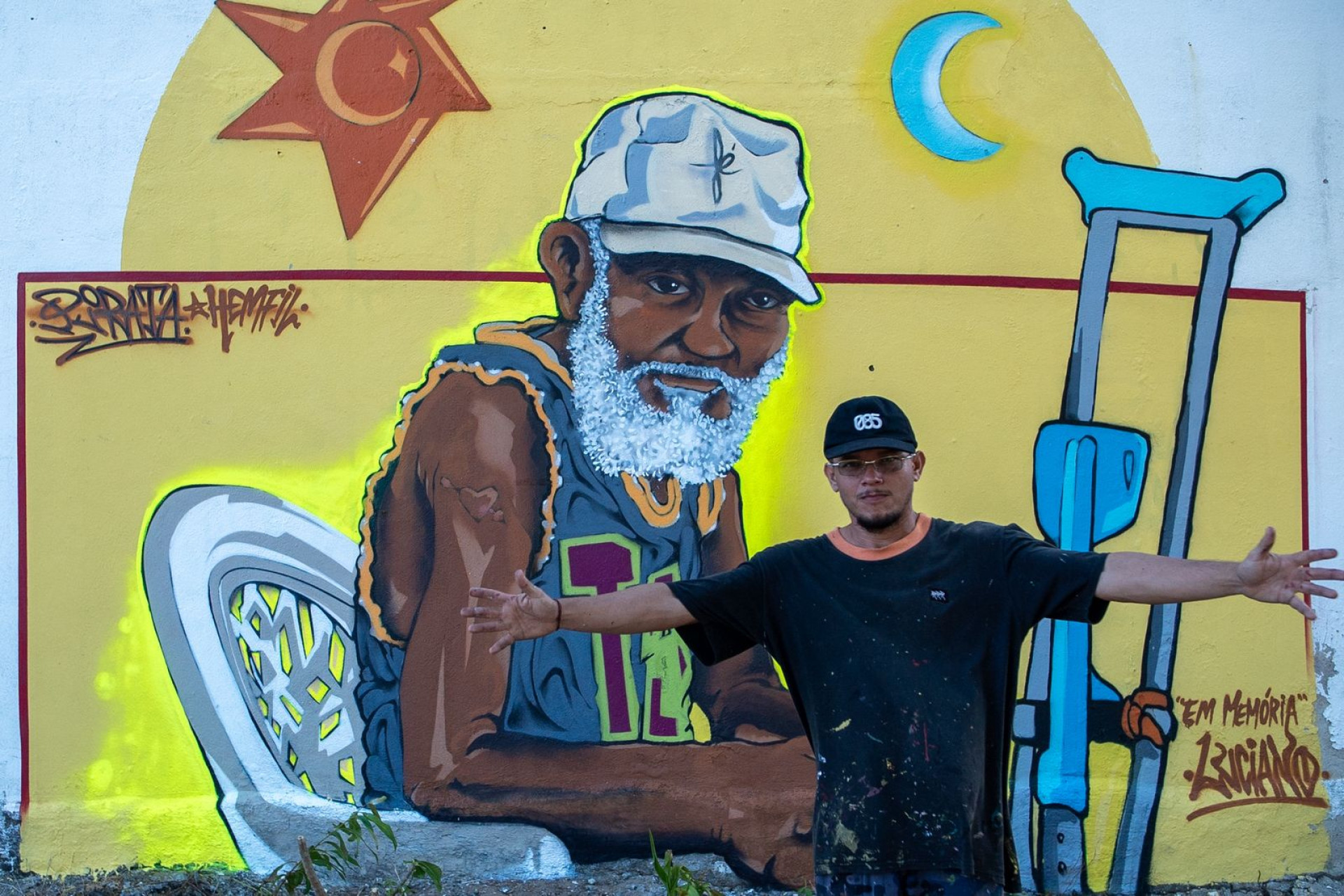 {'nm_midia_inter_thumb1':'https://www.opovo.com.br/_midias/jpg/2025/10/27/263x156/1_pirata_hemfil_credito_ozeias_araujo_1-37605711.jpeg', 'id_midia_tipo':'undefined', 'id_tetag_galer':'1', 'id_midia':'68ffd7feab998', 'cd_midia':37605711, 'ds_midia_link': 'https://www.opovo.com.br/_midias/jpg/2025/10/27/pirata_hemfil_credito_ozeias_araujo_1-37605711.jpeg', 'ds_midia': '', 'ds_midia_credi': 'Ozeias Araujo/Divulgação', 'ds_midia_titlo': '', 'cd_tetag': '103085', 'cd_midia_w': '1920', 'cd_midia_h': '1281', 'align': 'Clear', 'midias': [37605711,37605745], 'ds_midma_legen': {'0': '','37605711': ' Pirata Hemfil traduz em seus murais vivências periféricas, muitas vezes autobiográficas','37605745': ' Pirata Hemfil traduz em seus murais vivências periféricas, muitas vezes autobiográficas'}}