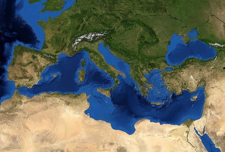 Ele banha três continentes (Europa, África e Ásia) e conecta-se ao Oceano Atlântico pelo estreito de Gibraltar, com apenas 14 km de largura.