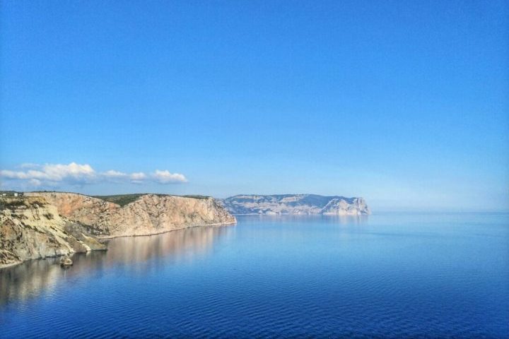 Além de abrigar essa obra singular, o Mar Mediterrâneo em si é cheio de curiosidades.