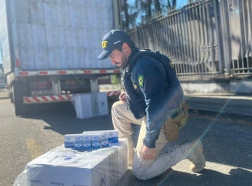 Cerca de 144 mil maços de cigarros contrabandeados foram apreendidos durante uma fiscalização nas proximidades da BR-222, em Caucaia, na tarde dessa segunda-feira, 27, resultando em duas prisões
 