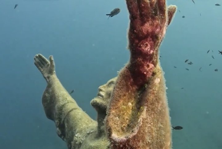 Em uma ocasião, até uma das mãos do monumento precisou ser recolocada.