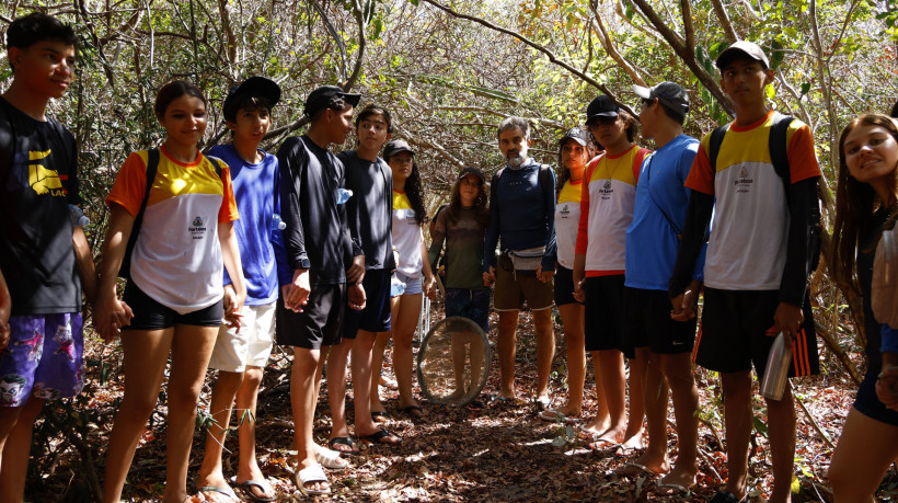 Oficinas e plantio conectam estudantes à natureza e à sustentabilidade do bairro. 