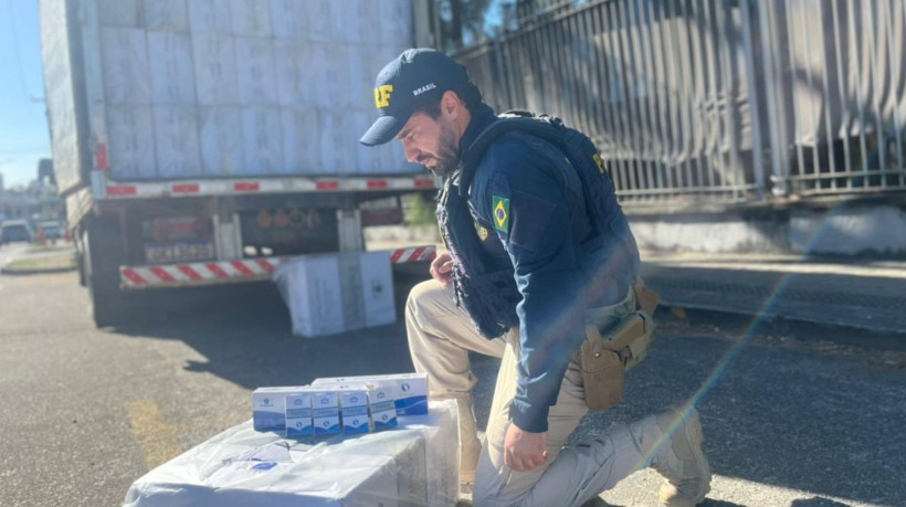 Cerca de 144 mil maços de cigarros contrabandeados foram apreendidos durante uma fiscalização nas proximidades da BR-222, em Caucaia, na tarde dessa segunda-feira, 27, resultando em duas prisões
