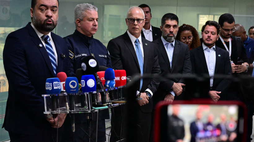 O governador do Rio de Janeiro, Claudio Castro (à esquerda), fala durante uma coletiva de imprensa sobre a Operação Contenção realizada nos complexos do Alemão e da Penha, no Rio de Janeiro, Brasil, em 28 de outubro de 2025.