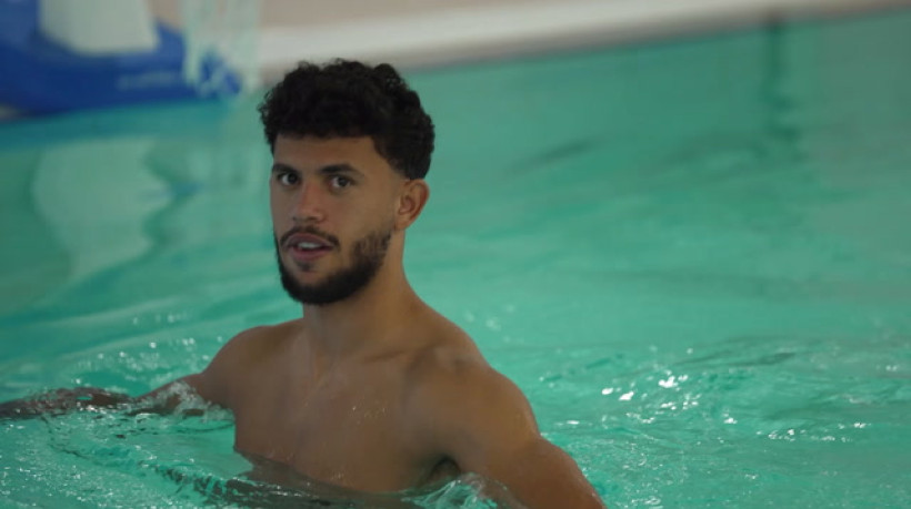 Elenco do City se diverte jogando na piscina