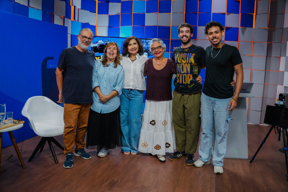 CHICO Marinho, Cika Calixto, Neila Fontenele, Márcia Alcântara, Rafael Brasileiro e Rafael Santana, da produção do programa "Velho, Eu?"(Foto: FERNANDA BARROS)  CHICO Marinho, Cika Calixto, Neila Fontenele, Márcia Alcântara, Rafael Brasileiro e Rafael Santana, da produção do programa "Velho, Eu?"(Foto: FERNANDA BARROS)