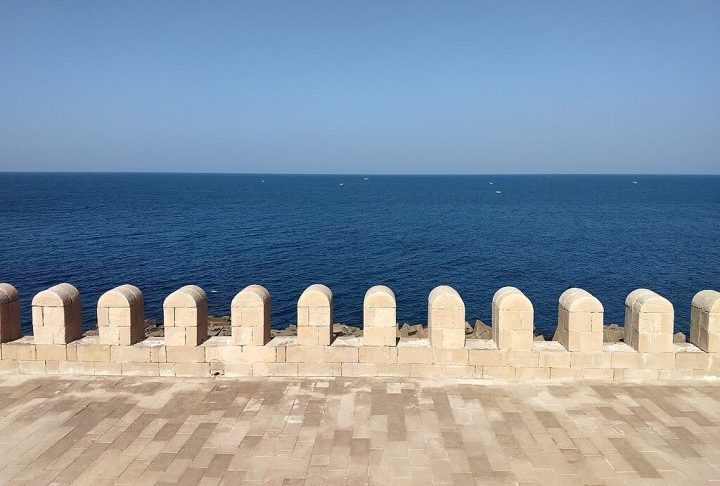 O Mediterrâneo foi também um berço de civilizações antigas, como gregos, romanos, fenícios e egípcios, que usavam suas águas como rota comercial e cultural.