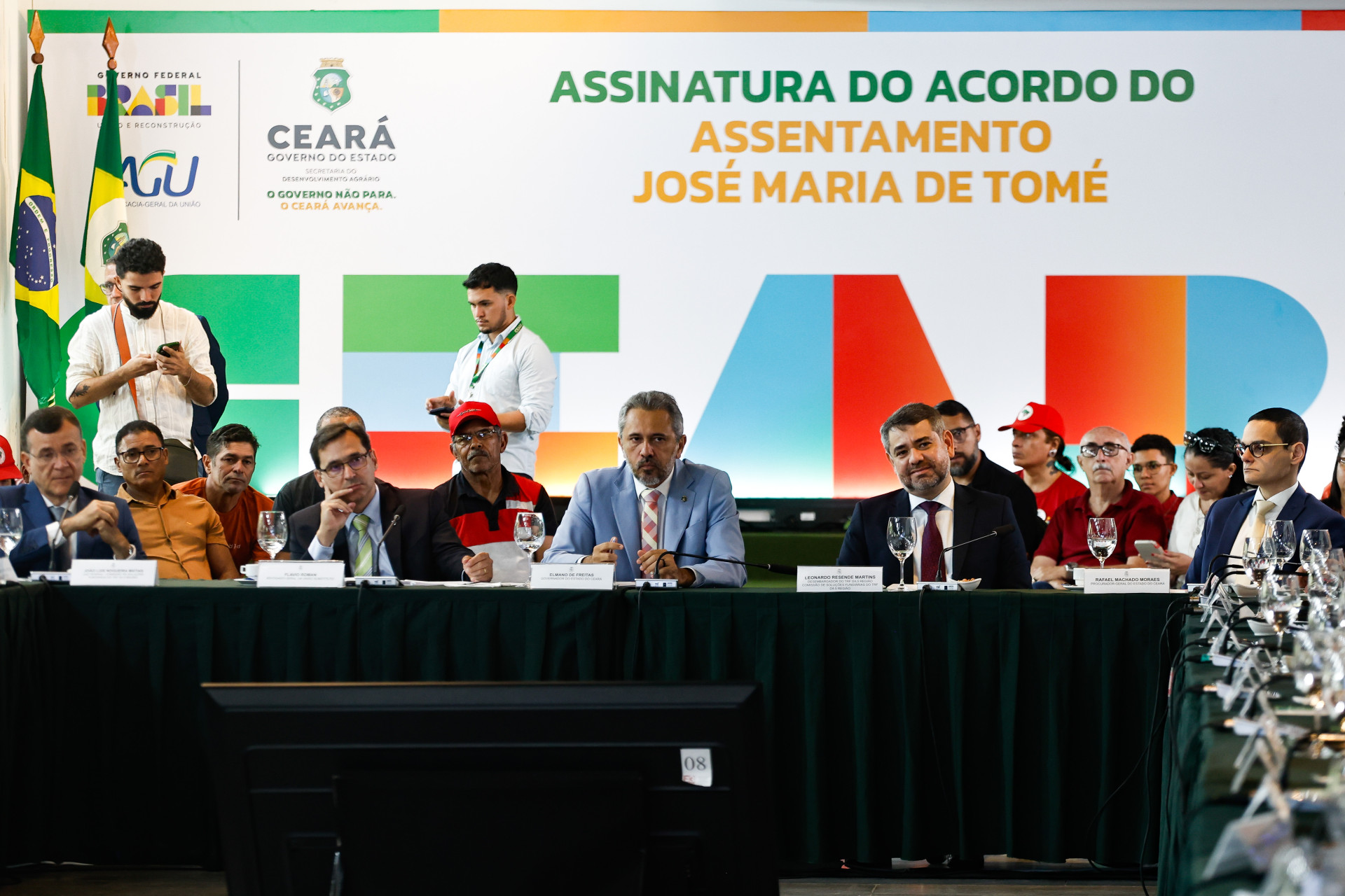 ASSINATURA de acordo do primeiro assentamento irrigado do Ceará (Foto: DANIEL GALBER/ESPECIAL PARA O POVO)