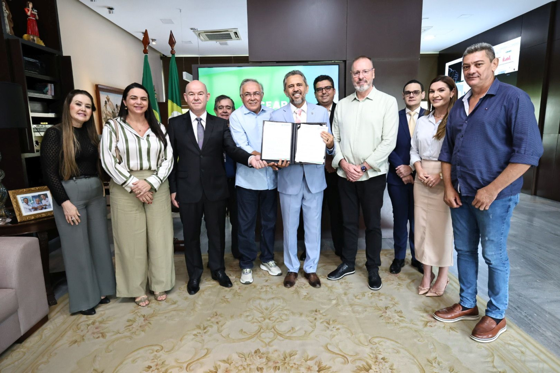 Assinatura de benefício de R$ 24 milhões para instalação de fábrica de calçados gaúcha no Ceará (Foto: Carlos Gibaja/Governo do Estado do Ceará/Divulgação)