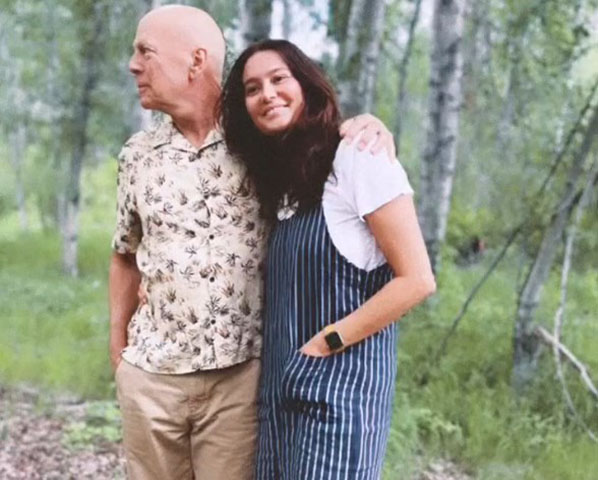 Desde que a notícia veio a público, a esposa dele, Emma Heming Willis,  e as filhas já fizeram desabafos sobre o caso destacando a importância do apoio familiar ao ator com a doença que não tem cura.