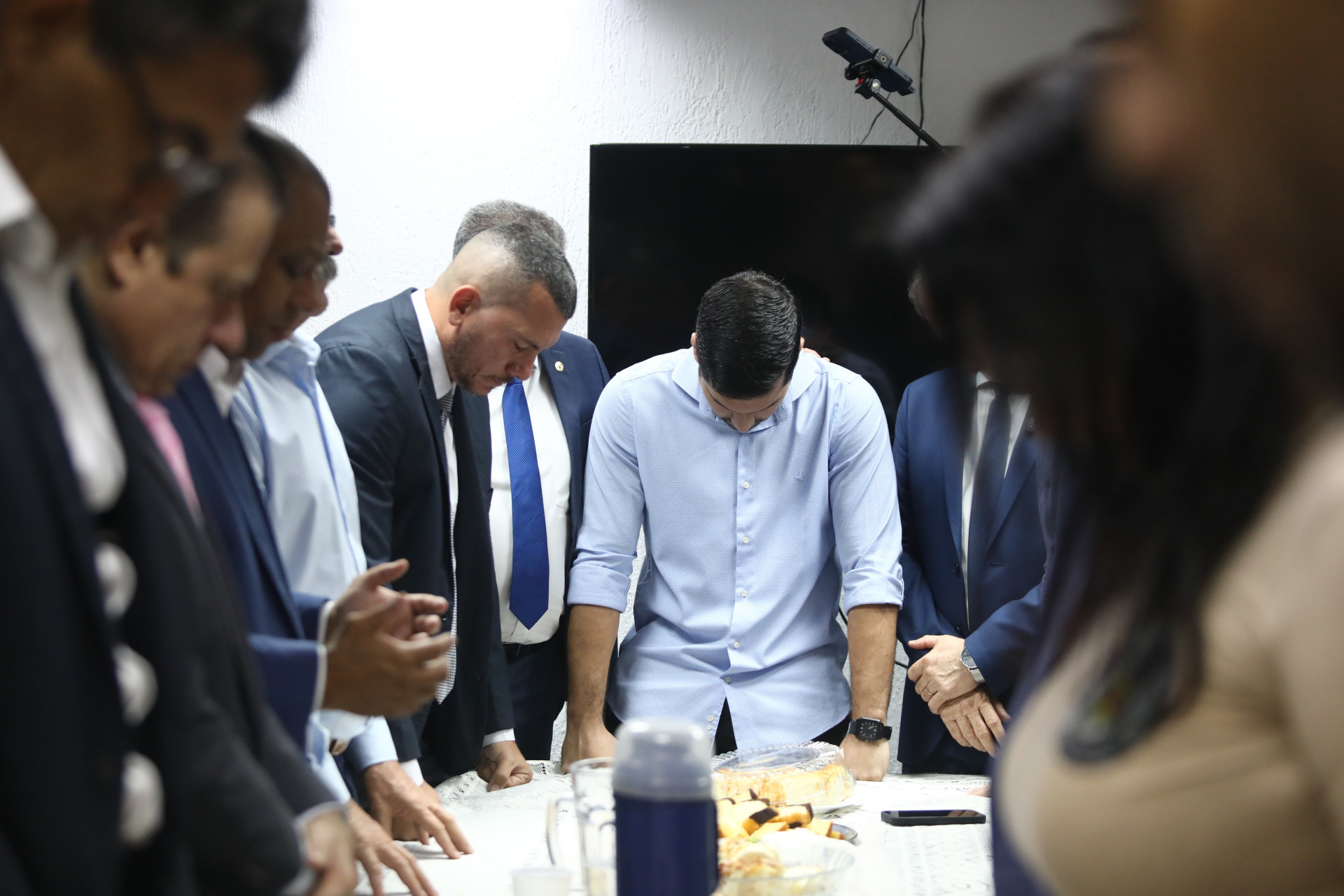 MEMBROS da oposição fizeram oração durante o evento (Foto: FÁBIO LIMA)