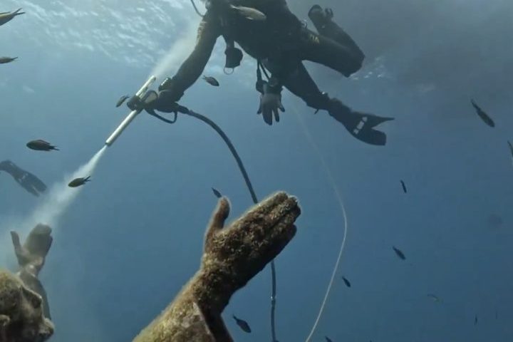 Um vídeo que mostra mergulhadores limpando uma estátua de Jesus Cristo submersa no Mar Mediterrâneo deixou muita gente intrigada na web.