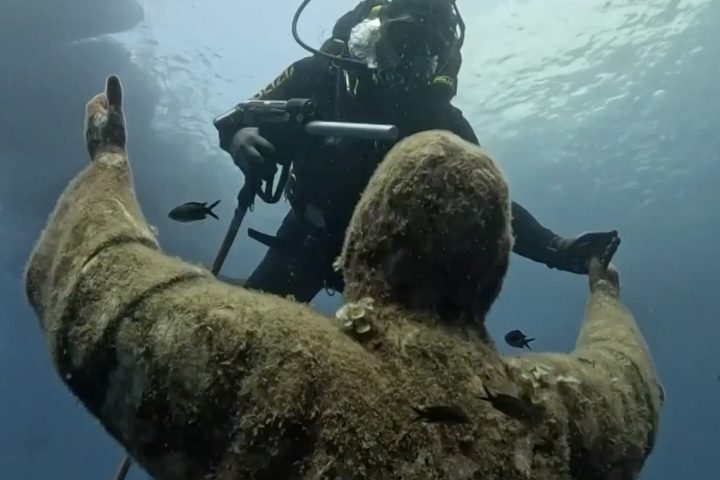 Por estar no fundo do mar, a estátua precisa receber manutenção feita manualmente por mergulhadores.