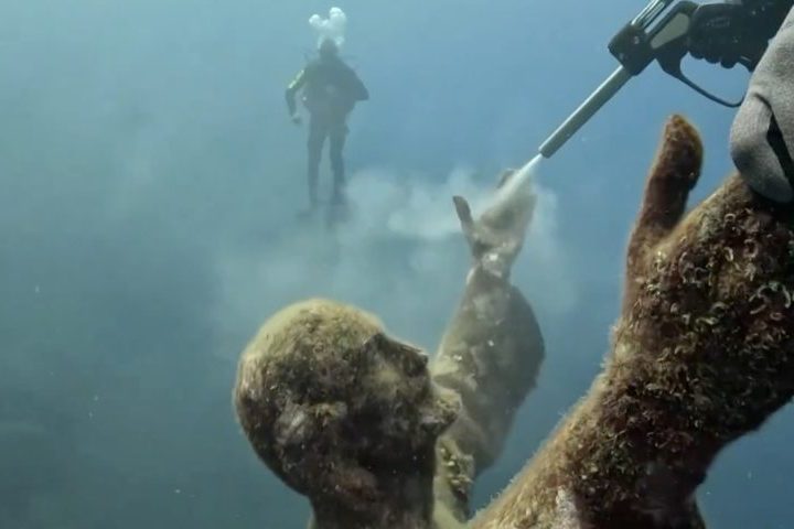 Até 2004, eram usadas escovas de metal, mas foi observado que o método causava avarias na estátua.