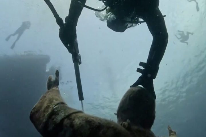 Uma limpeza anual é feita com pistolas de água pressurizada para remover algas e organismos sem danificar a estátua ou o meio ambiente.