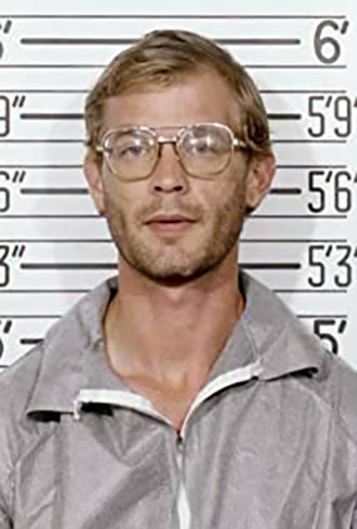 Jeffrey Dahmer, nascido em 1960 e morto em 1994, foi um notório serial killer americano, conhecido como o Canibal de Milwaukee ou Monstro de Milwaukee. Entre 1978 e 1991, ele assassinou e desmembrou 17 homens e adolescentes. Seus crimes chocaram pela extrema brutalidade e pelo caráter hediondo.