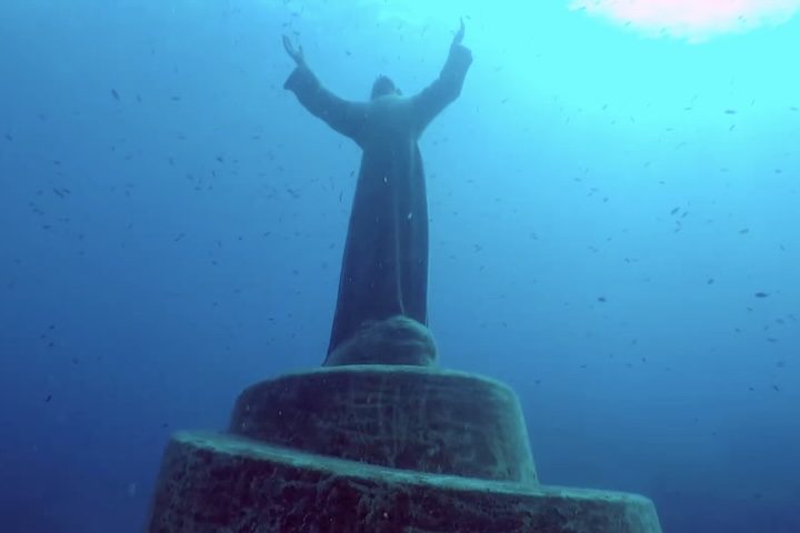 Esculpida por Guido Galletti, a peça de 2,5 metros mostra Jesus com os braços erguidos em posição de oferenda.