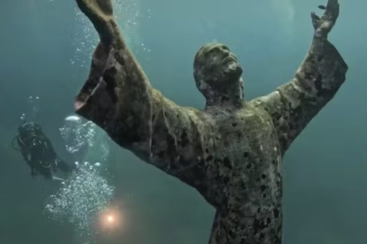 O monumento, chamado de Cristo do Abismo”, é real e fica localizado na costa da Ligúria, na Itália, a quase 18 metros de profundidade.