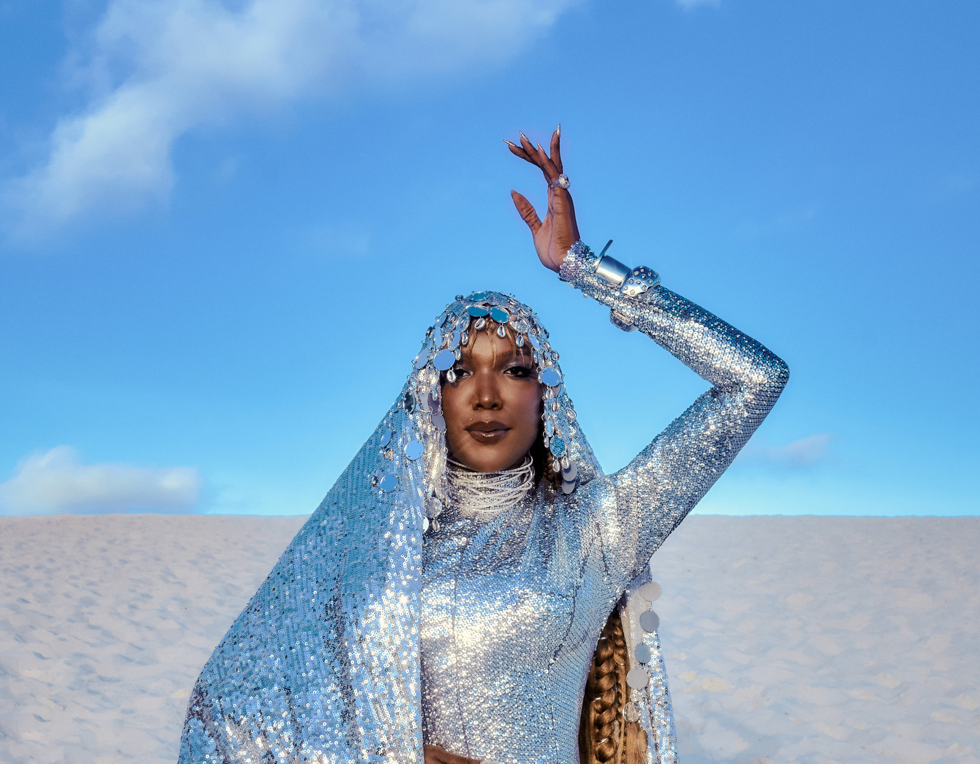 Cantora e compositora baiana Majur faz show em Fortaleza com destaque para o álbum