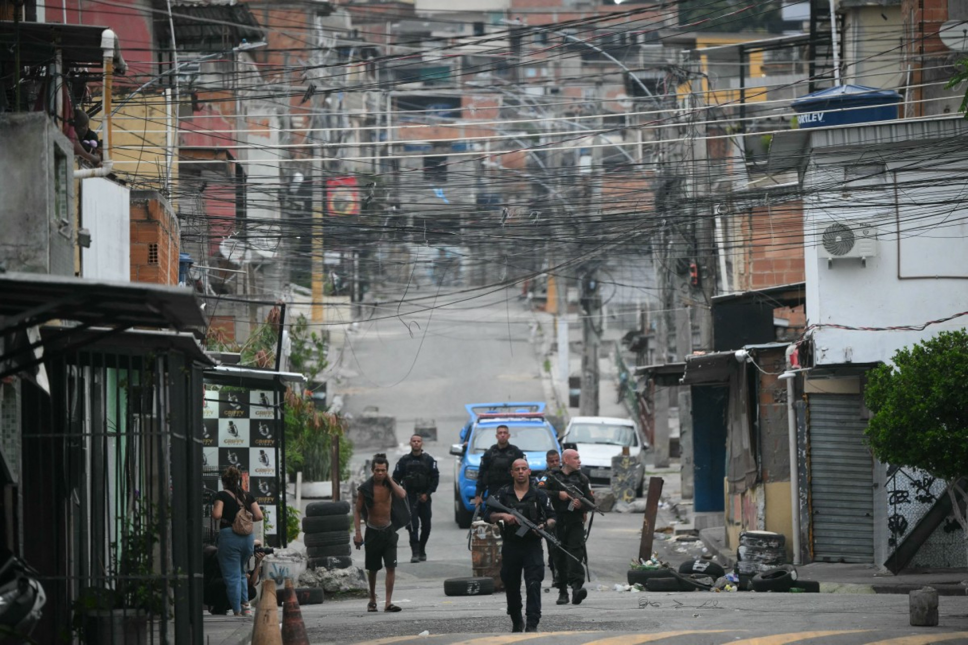 ￼POLICIAIS na favela Vila Cruzeiro, no complexo da Penha favela, no Rio de Janeiro, durante operação policial (Foto: Mauro Pimentel/AFP)