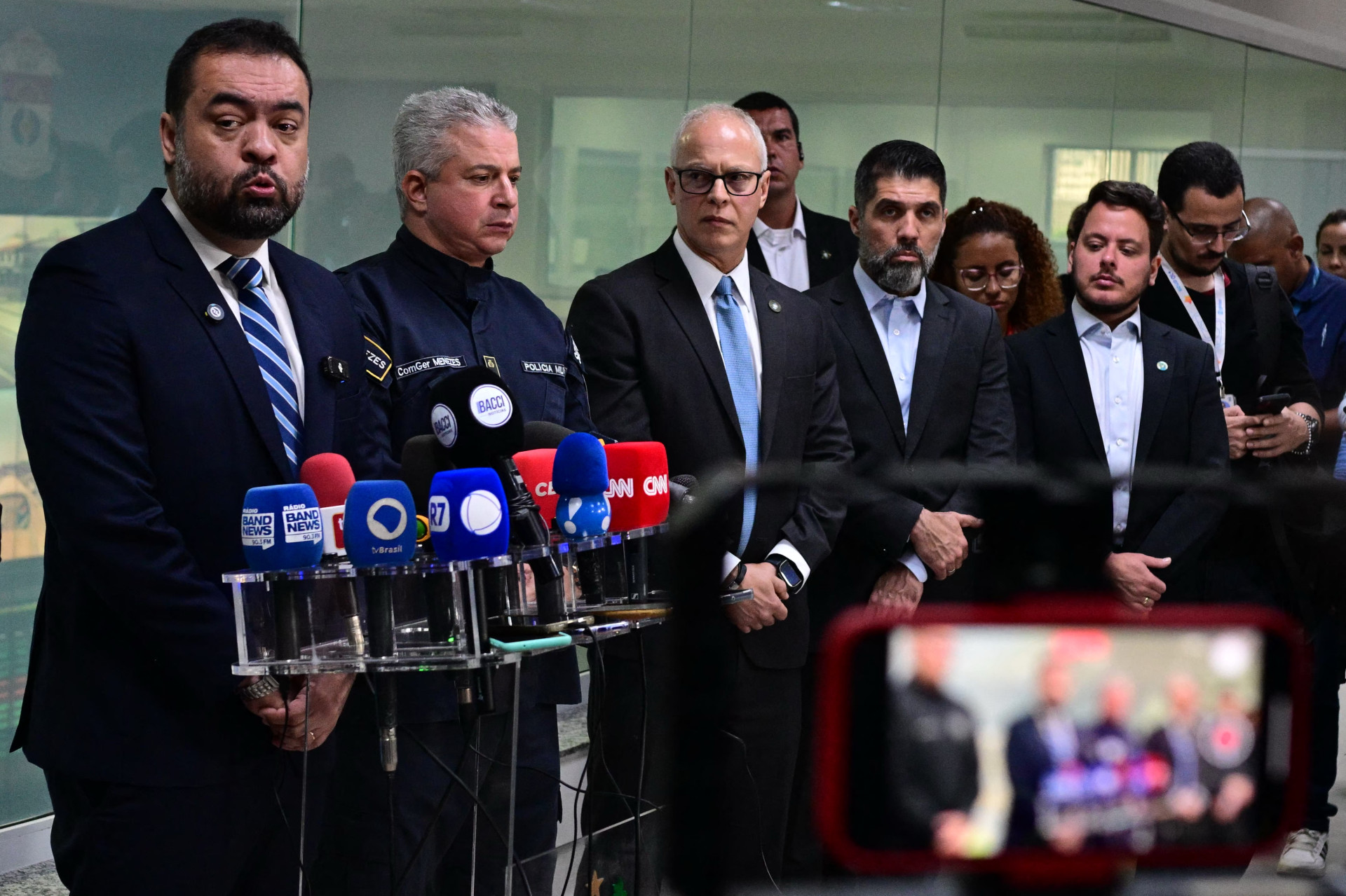 O governador do Rio de Janeiro, Claudio Castro (à esquerda), fala durante uma coletiva de imprensa sobre a Operação Contenção realizada nos complexos do Alemão e da Penha, no Rio de Janeiro, Brasil, em 28 de outubro de 2025. (Foto: PABLO PORCIUNCULA / AFP)