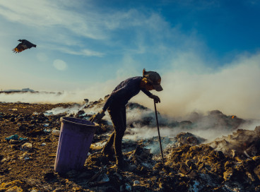 Catadores de material reciclável em lixão de Canindé. Fumaça expelida das queimadas pode causar riscos a saúde  