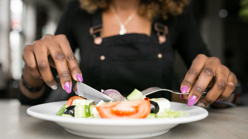 Imagem de apoio ilustrativo. Conforme pesquisa, mulheres negras têm maior chance de sofrer com desnutrição, obesidade ou os dois ao mesmo tempo