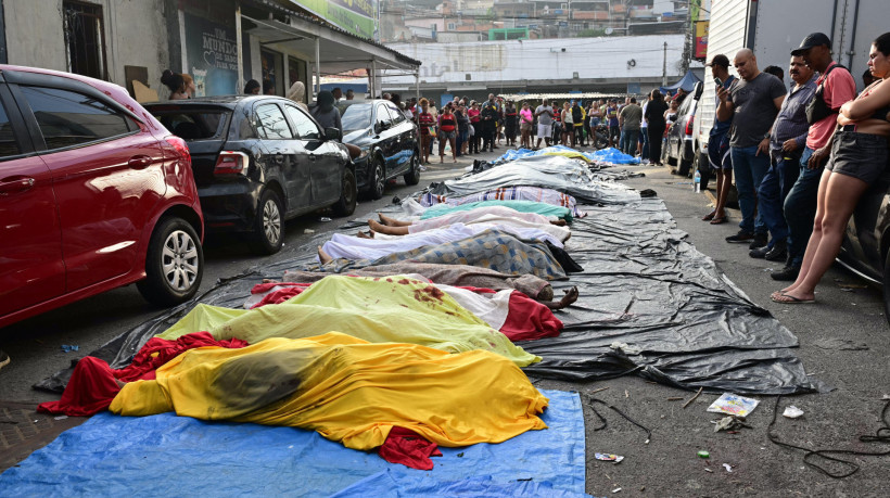 Moradores de uma favela do Rio de Janeiro alinharam mais de 50 corpos em uma praça um dia após a operação policial no Rio