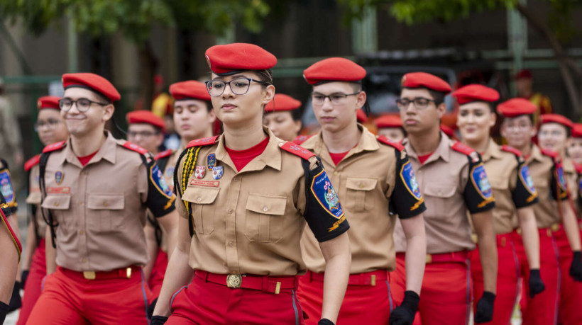 Colégios da PMCE e CBMCE abrem processo seletivo. Na imagem, desfile de alunos do Colégio de Bombeiros