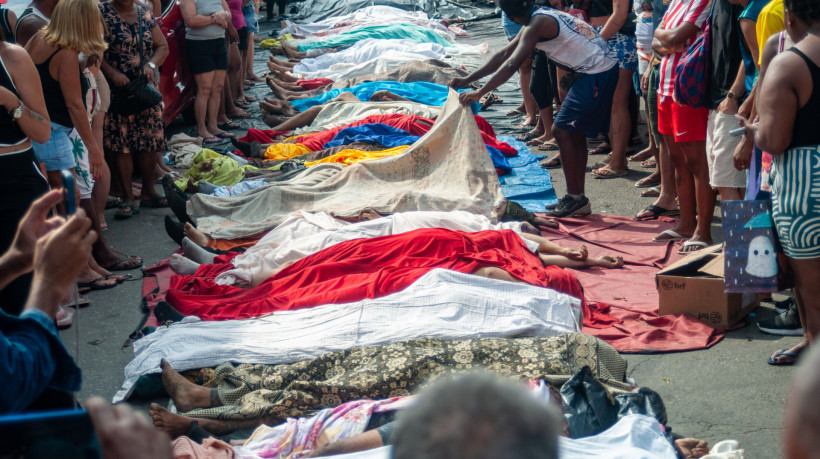 Aproximadamente 60 corpos foram encontrados na mata e levados por moradores para a praça São Lucas