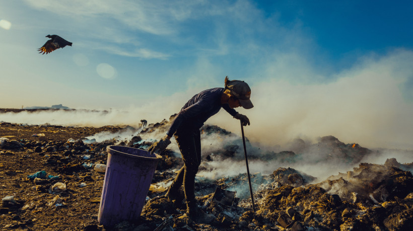 Catadores de material reciclável em lixão de Canindé. Fumaça expelida das queimadas pode causar riscos a saúde 