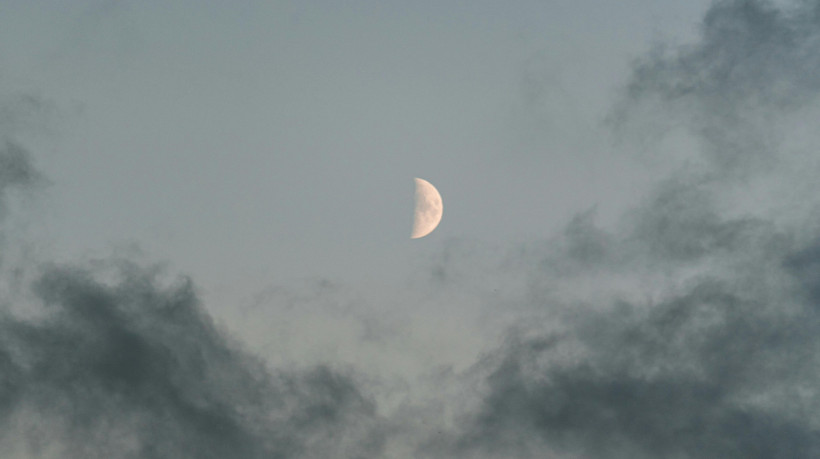 Veja em qual fase da lua estamos nesta sexta-feira, dia 31 de outubro de 2025; e confira o calendário completo de mês 