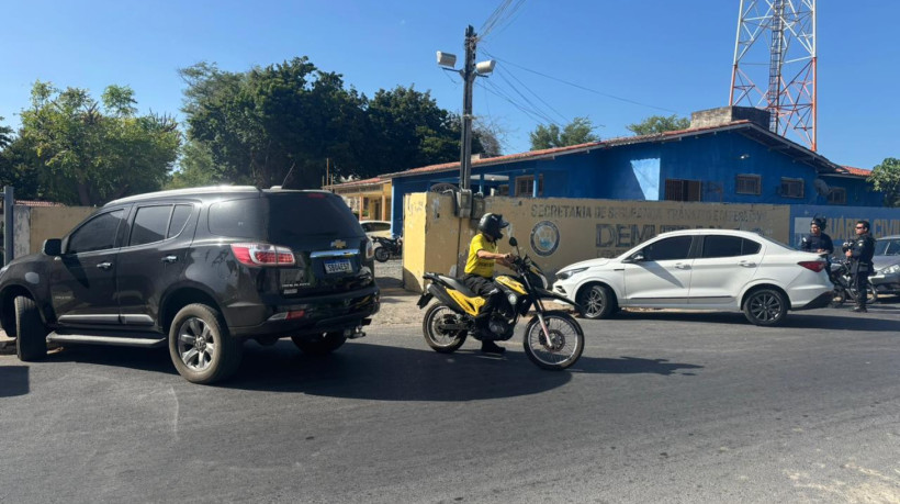 Veículos da Polícia Federal defronte sede de secretaria municipal de Camocim