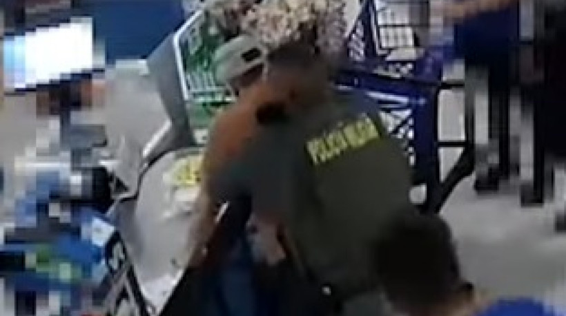 Devido a urgência da situação, um policial militar iniciou os procedimentos de primeiros socorros, aplicando a manobra de Heimlich