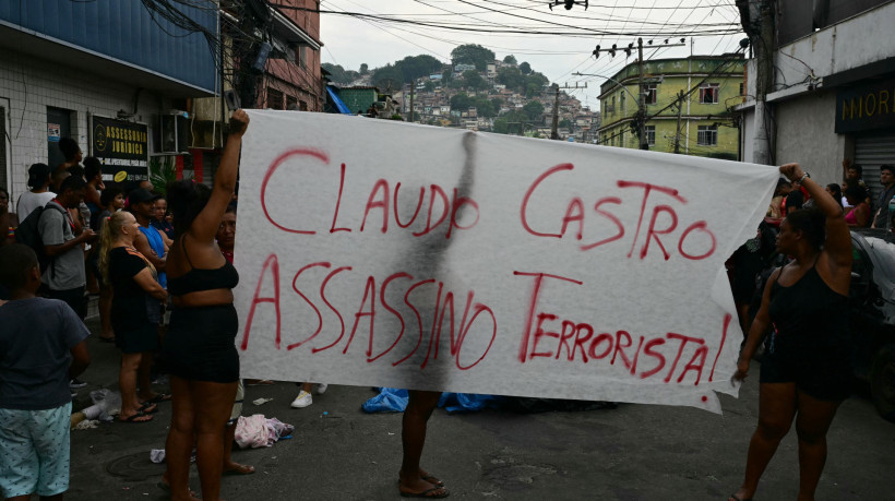 Moradores do Complexo da Penha, no Rio de Janeiro, protestam contra o governador Cláudio Castro após a Operação Contenção