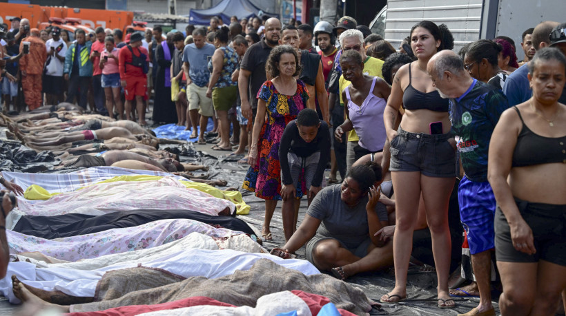 29/10/2025 - Favela da Penha, Rio de Janeiro. Famílias e moradores levam mais de 60 corpos para praça após massacre e confrontos entre policiais e suspeitos