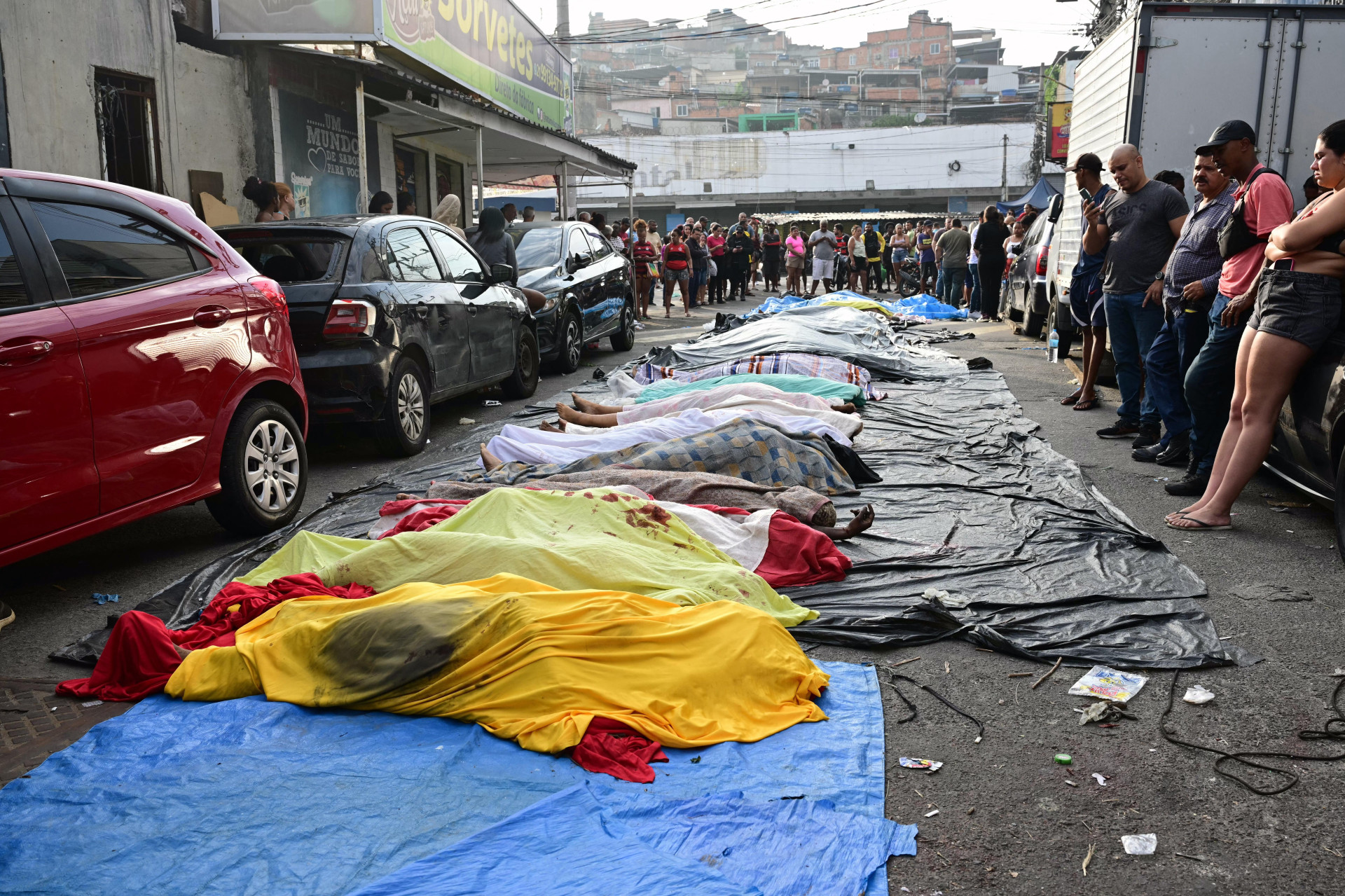 NOTA DA REDAÇÃO: Conteúdo gráfico / Pessoas alinham corpos na Praça São Lucas, na favela Vila Cruzeiro, no complexo da Penha, Rio de Janeiro, Brasil, em 29 de outubro de 2025, após a Operação Contenção. Moradores de uma favela do Rio de Janeiro alinharam mais de 50 corpos em uma praça em seu bairro de baixa renda em 29 de outubro, um dia após a operação policial mais sangrenta da história da cidade, informou a AFP. (Foto de Pablo Porciúncula / AFP) (Foto: Pablo Porciúncula / AFP)