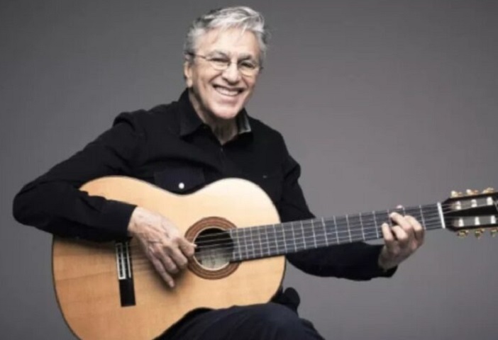 Um dos ícones da música brasileira, Caetano Veloso foi preso em 1968, durante a ditadura militar acusado de supostas ofensas à bandeira brasileira.