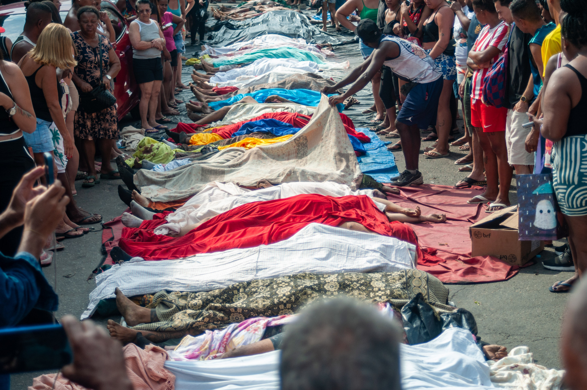 Aproximadamente 60 corpos foram encontrados na mata e levados por moradores para a praça São Lucas (Foto: FABRICIO SOUSA/ESTADÃO CONTEÚDO)