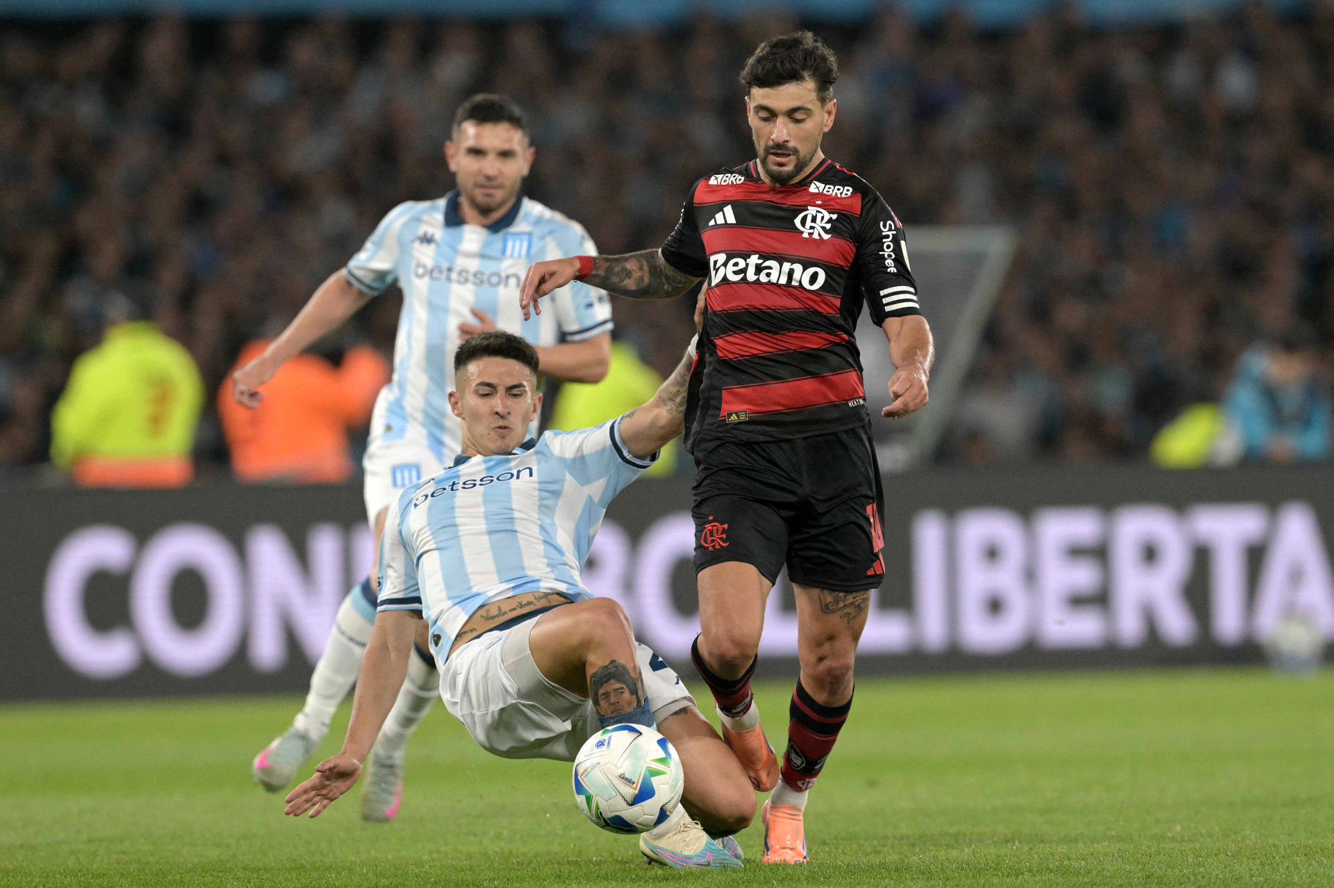 Arrascaeta, meia do Flamengo, durante duelo na Argentina (Foto: JUAN MABROMATA / AFP)