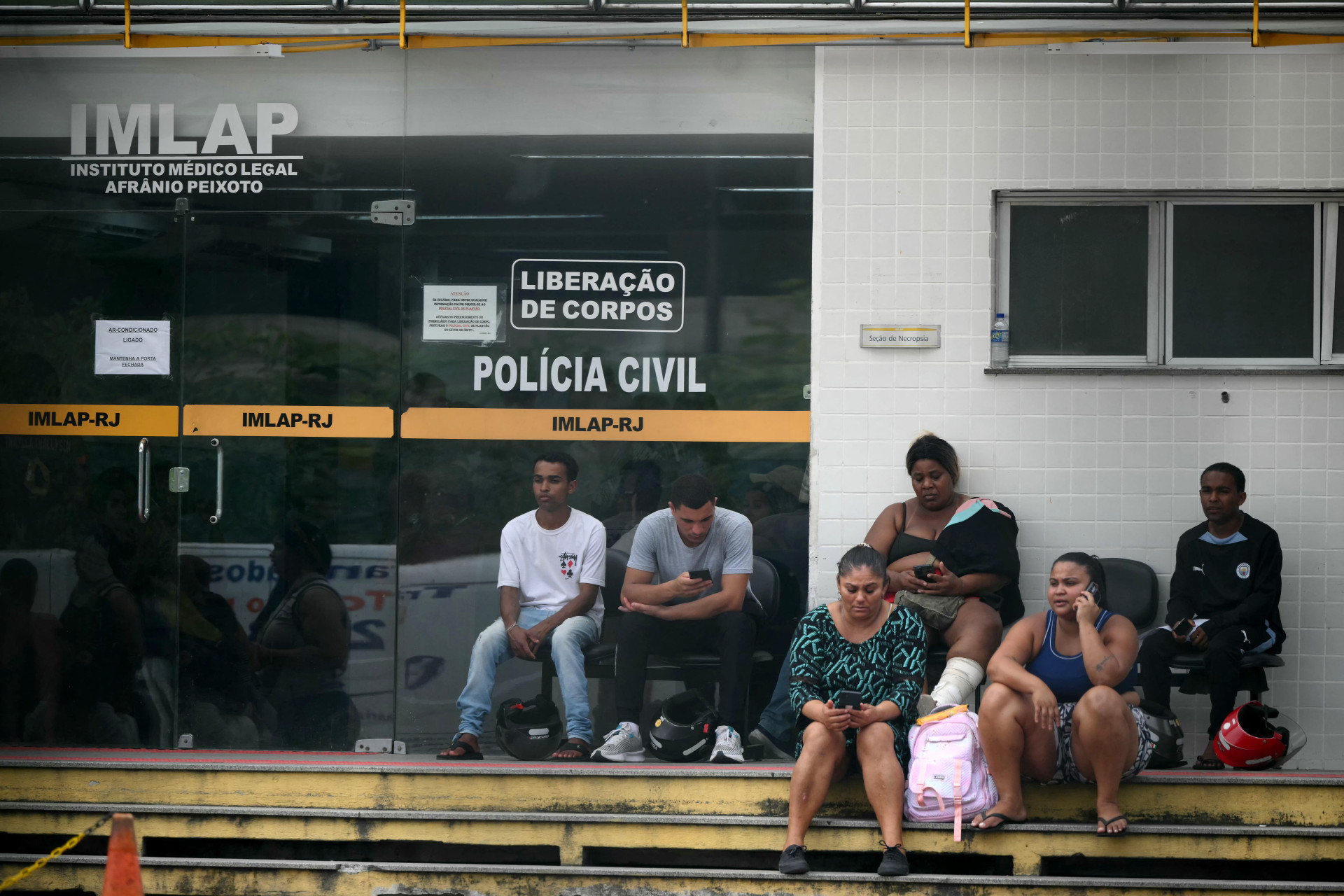 ￼FAMILIARES aguardam do lado de fora do Instituto Médico-Legal Afrânio Peixoto (IMLAP) para retirar os corpos dos parentes (Foto: MAURO PIMENTEL / AFP
)