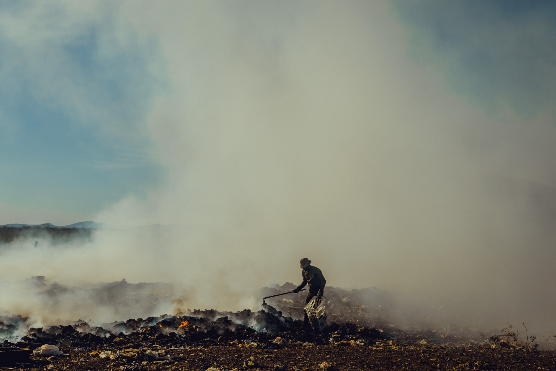 Catadores de material reciclável em lixão de Canindé. Fumaça expelida das queimadas pode causar riscos a saúde