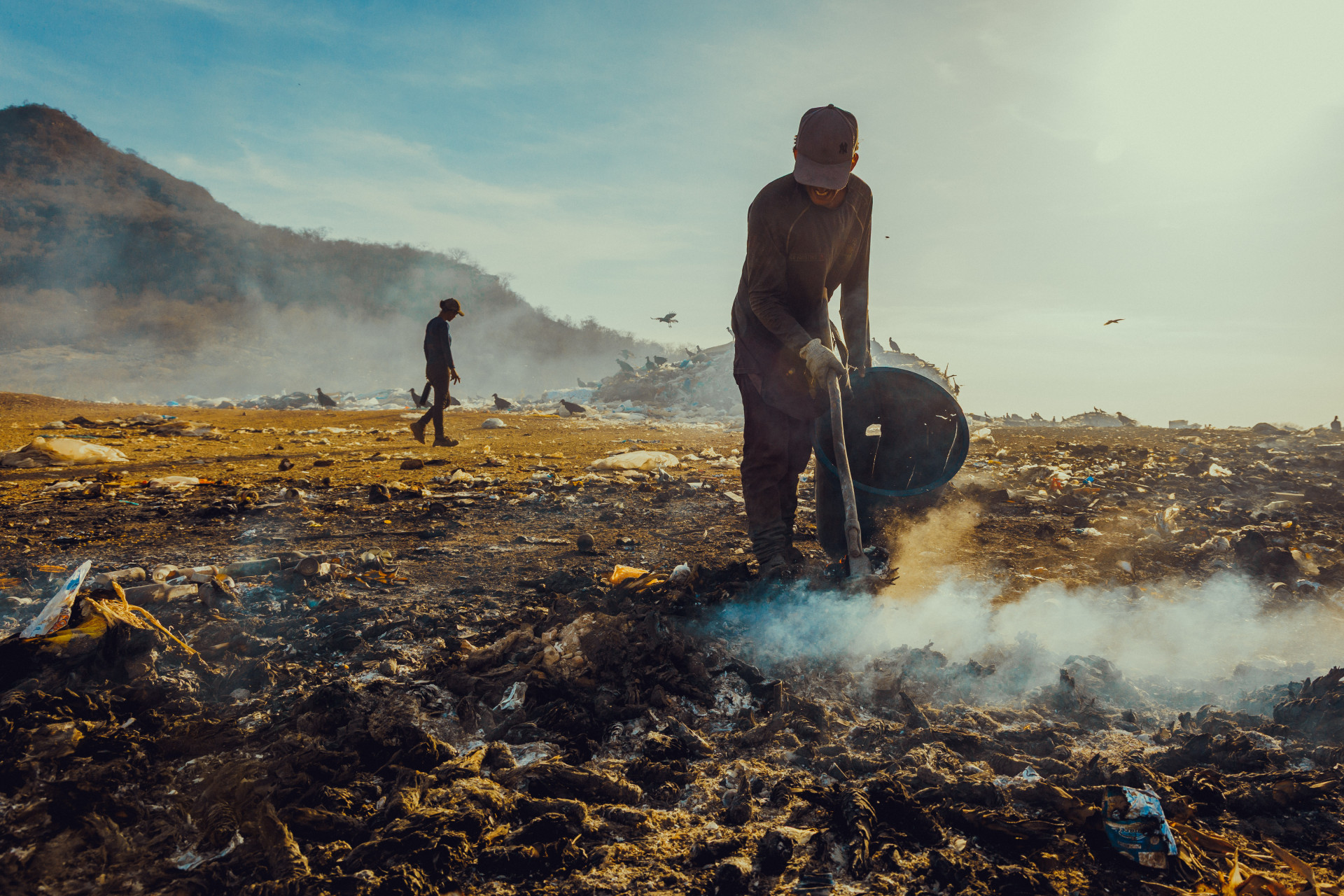 Catadores de material reciclável em lixão de Canindé. Fumaça expelida das queimadas pode causar riscos a saúde