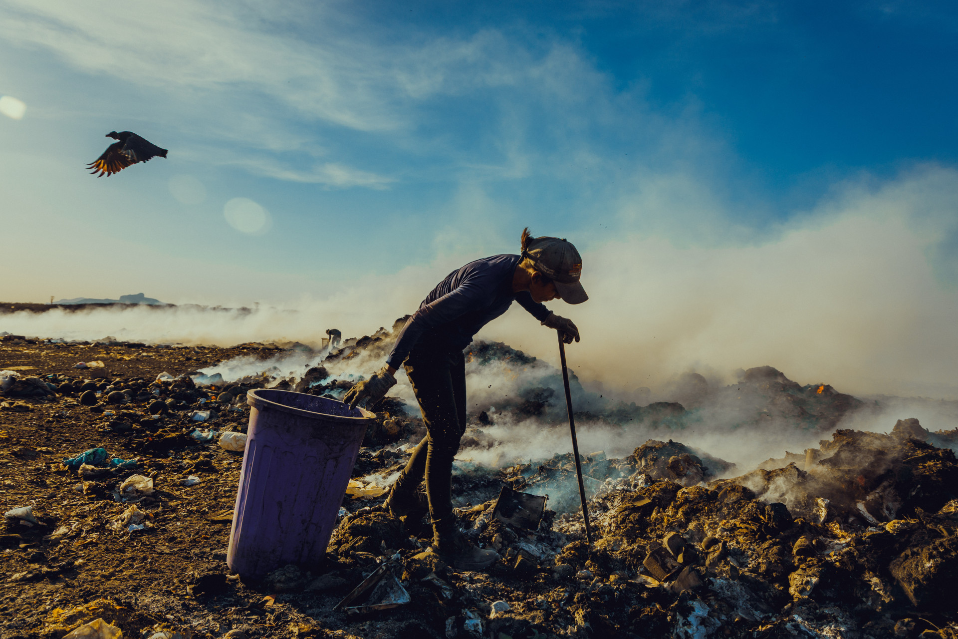 Catadores de material reciclável em lixão de Canindé. Fumaça expelida das queimadas pode causar riscos a saúde  (Foto: FCO FONTENELE)
