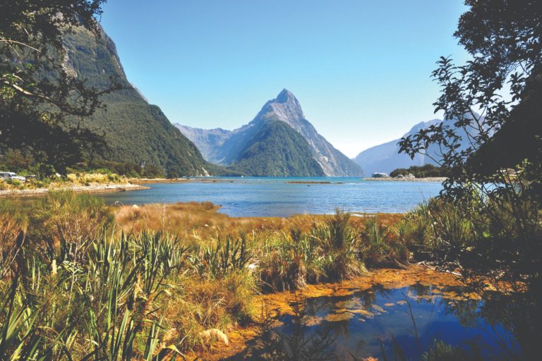 A Nova Zelândia, onde ficam as Tocas de hobbit, é um país na Oceania, com notável isolamento (fica a 2 mil km da Austrália) e famoso por sua paisagem única, com colinas, grandes rochedos, lagos e praias espetaculares. 