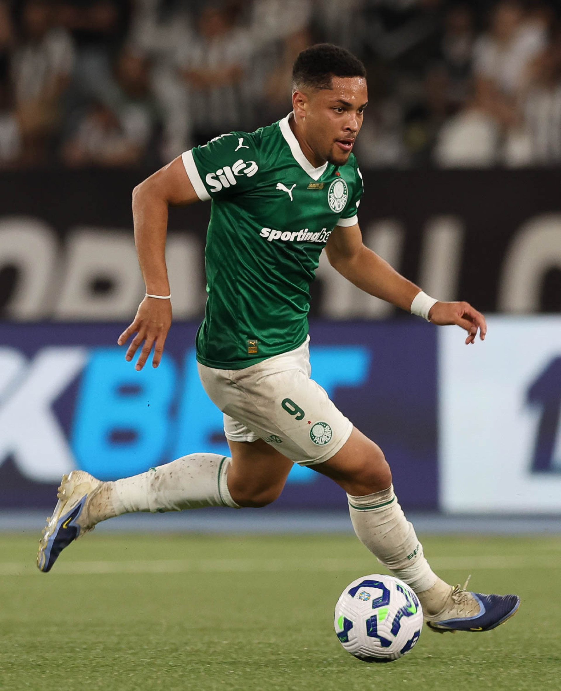 O atacante Vitor Roque é esperança de gols do Palmeiras (Foto: CESAR GRECO / SE Palmeiras)