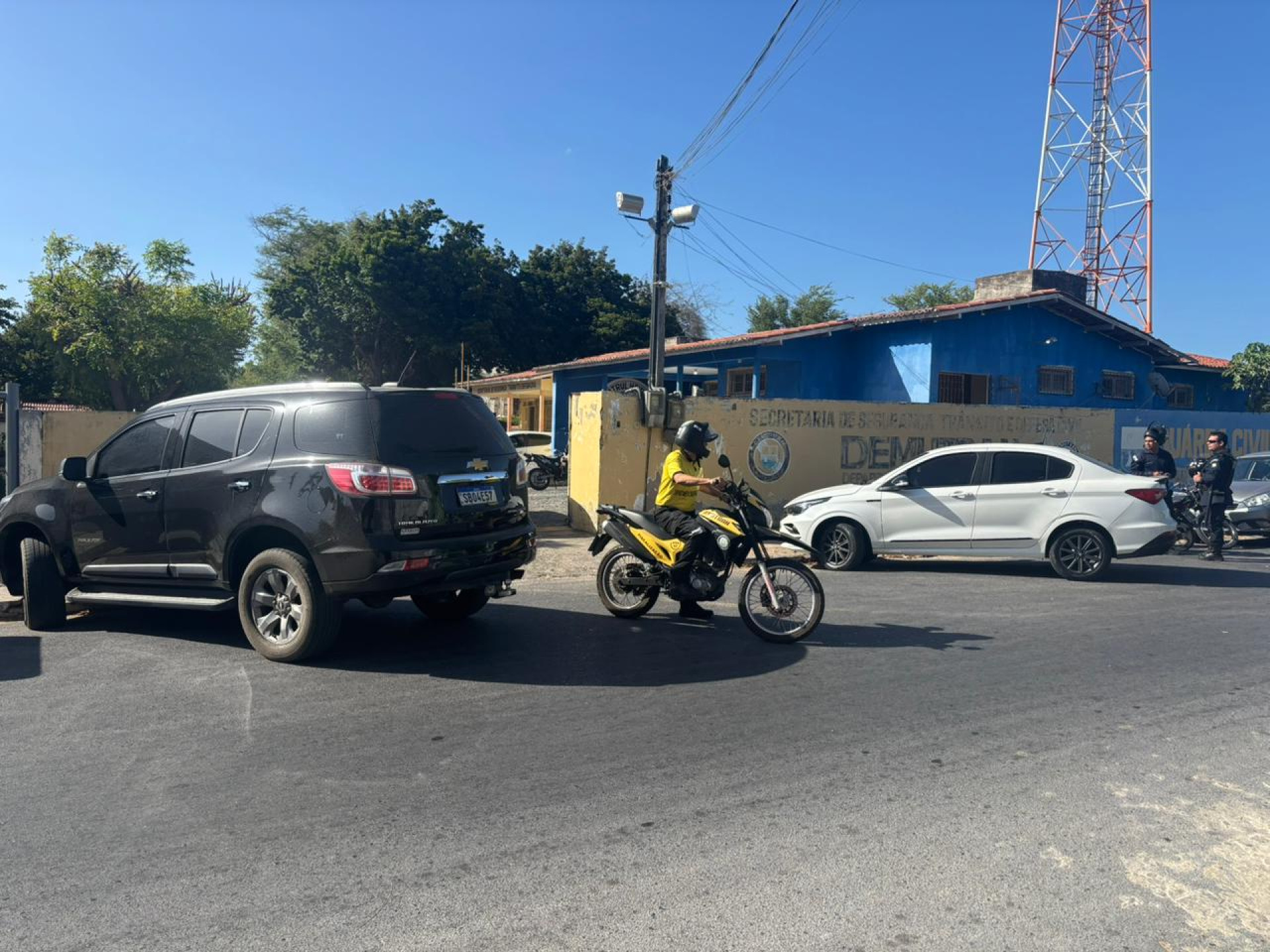 VEÍCULOS da Polícia Federal na sede de secretaria municipal de Camocim (Foto: Leitor via aplicativo de mensagem)